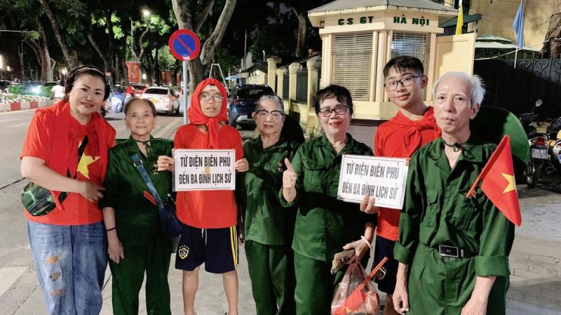 Anh em song sinh 13 tuổi đi bộ 7 ngày từ Điện Biên đến Hà Nội xem diễu binh- Ảnh 5.
