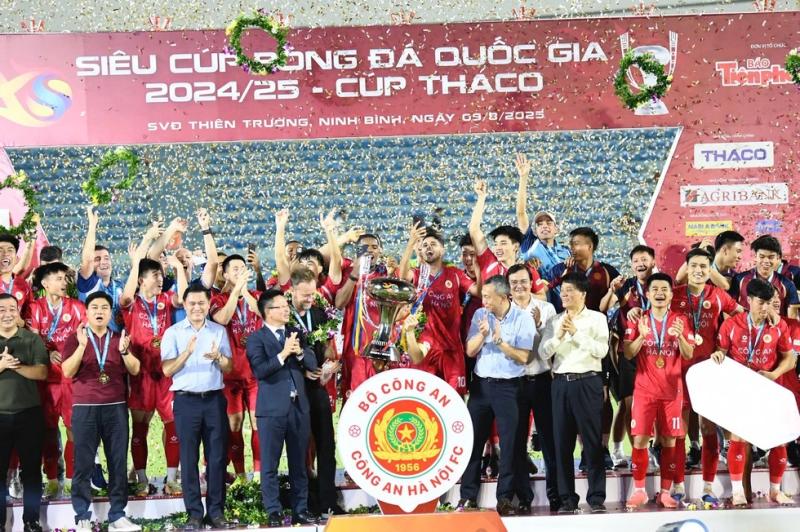 Đội CAHN đánh bại Nam Định, giành Siêu cúp: Chiến thắng của bản lĩnh, Đình Bắc nói gì?- Ảnh 1. Đội CAHN đánh bại Nam Định, giành Siêu cúp: Chiến thắng của bản lĩnh, Đình Bắc nói gì?- Ảnh 1.