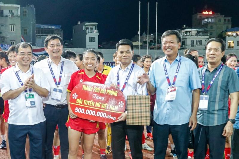 Đội tuyển nữ Việt Nam lại vượt trội Thái Lan, giành chiến thắng đẳng cấp: Được thưởng 1 tỉ đồng- Ảnh 5. Đội tuyển nữ Việt Nam lại vượt trội Thái Lan, giành chiến thắng đẳng cấp: Được thưởng 1 tỉ đồng- Ảnh 5.