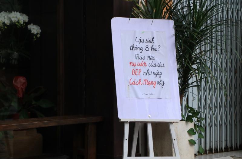 Những lời nhắn ấm áp ở hàng quán và trung tâm thương mại TP . HCM - Ảnh 7.
