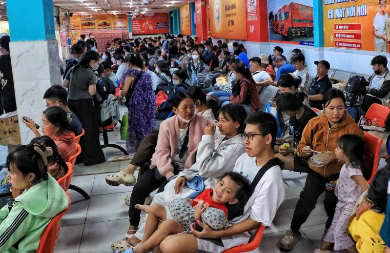 Trước ngày nghỉ lễ 2.9: Bất ngờ ở Bến xe Miền Tây TP.HCM chiều nay - Ảnh 4.