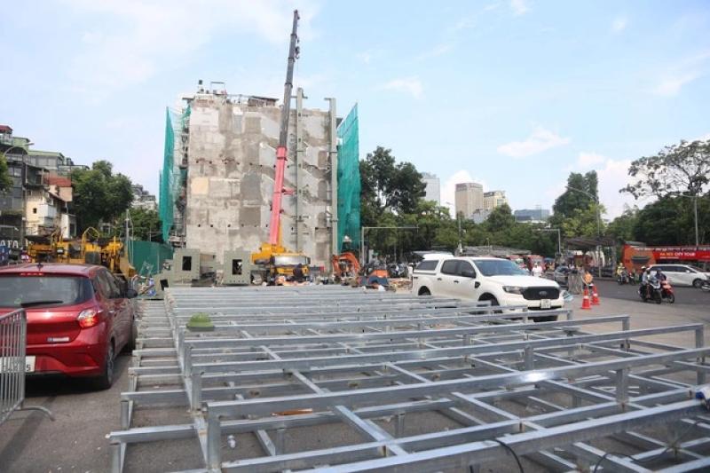 Phá dỡ một phần nhà hàng Thủy Tạ cạnh hồ Hoàn Kiếm- Ảnh 8. Phá dỡ một phần nhà hàng Thủy Tạ cạnh hồ Hoàn Kiếm- Ảnh 8.