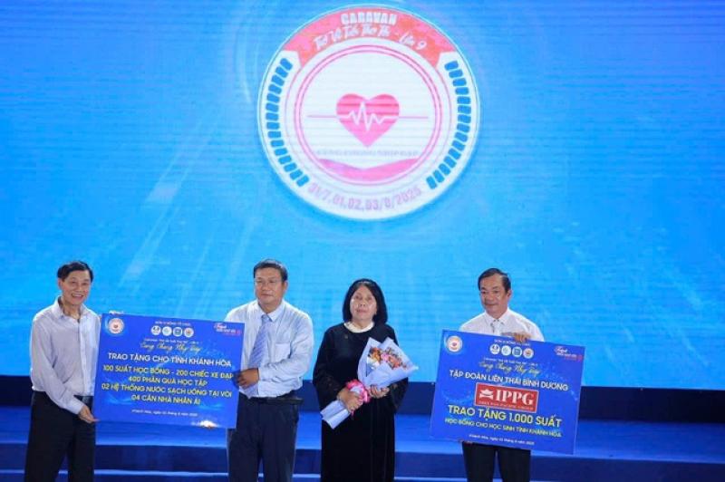 Ông Johnathan Hạnh Nguyễn đồng hành cùng 1.050 học sinh khó khăn tỉnh Khánh Hòa- Ảnh 2. Ông Johnathan Hạnh Nguyễn đồng hành cùng 1.050 học sinh khó khăn tỉnh Khánh Hòa- Ảnh 2.