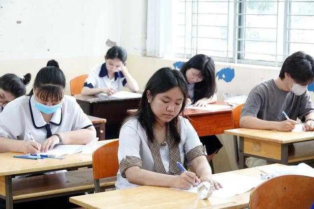 Điểm chuẩn ĐH Kinh tế TP.HCM - Ảnh 1.