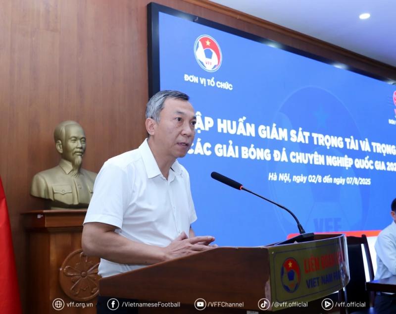 Chủ tịch VFF Trần Quốc Tuấn phát biểu chỉ đạo tại lễ bế mạc chương trình tập huấn giám sát, trọng tài trước mùa giải mới