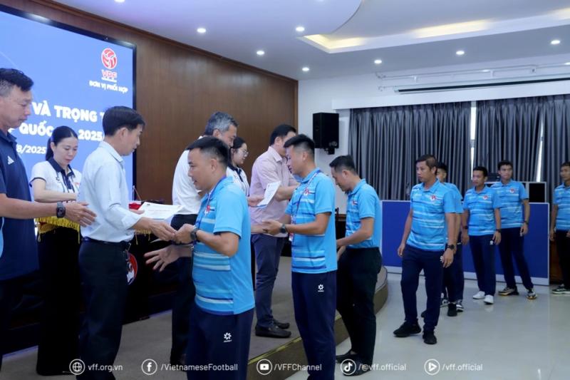 Lãnh đạo VFF, VPF và Ban Trọng tài trao chứng nhận hoàn thành tập huấn cho các giám sát, trọng tài