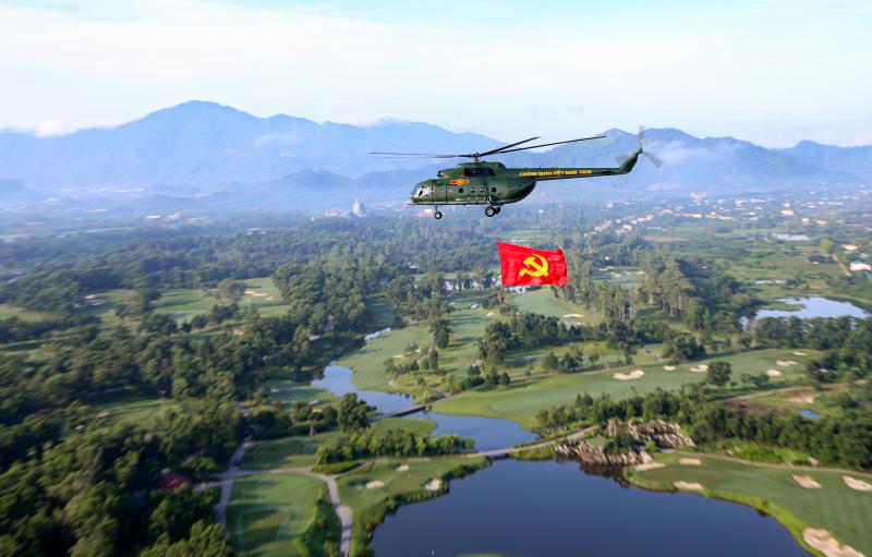 10 trực thăng huấn luyện bay kéo cờ Đảng, cờ Tổ quốc trên bầu trời Hà Nội- Ảnh 11.