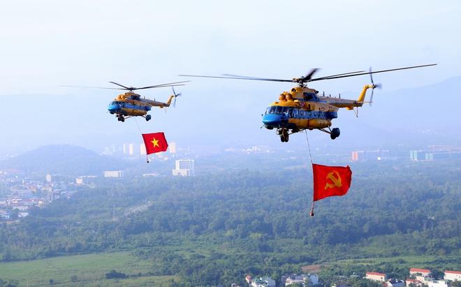 10 trực thăng huấn luyện bay kéo cờ Đảng, cờ Tổ quốc trên bầu trời Hà Nội- Ảnh 5.