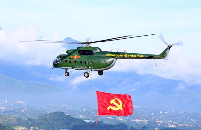 10 trực thăng huấn luyện bay kéo cờ Đảng, cờ Tổ quốc trên bầu trời Hà Nội- Ảnh 8.
