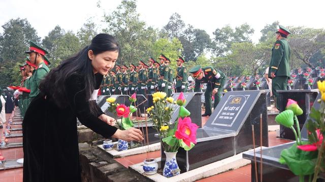 Truy điệu, an táng 30 hài cốt liệt sĩ tìm thấy ở sân bay Lộc Ninh- Ảnh 6.