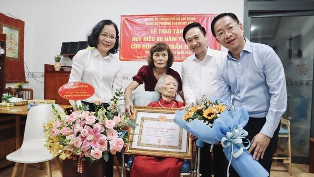 tra tặng Huy hiệu 80 năm tuổi Đảng - Ảnh 1.
