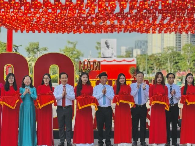 Triển lãm '80 năm - dấu ấn vàng son' ở công viên bờ sông Sài Gòn- Ảnh 1.