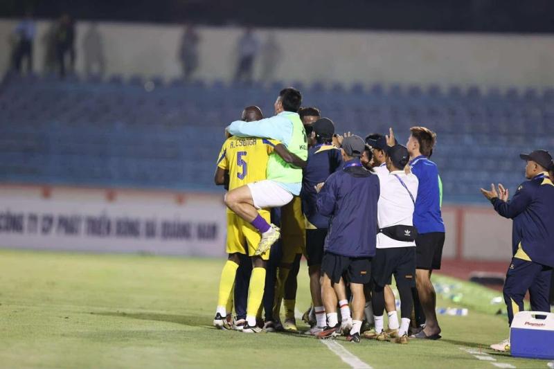 Đội Quảng Nam chính thức bỏ V-League, không kèn không trống: VPF chọn phương án nóng chỉ còn 13 đội?- Ảnh 1. Đội Quảng Nam chính thức bỏ V-League, không kèn không trống: VPF chọn phương án nóng chỉ còn 13 đội?- Ảnh 1.