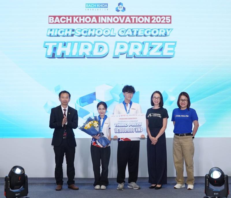 Nhóm học sinh biến vỏ cà chua thành mực in- Ảnh 1.