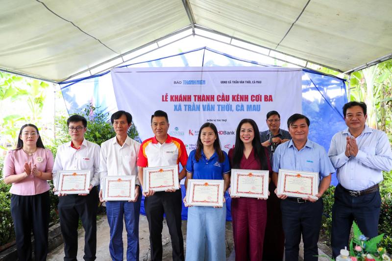 Báo Thanh Niên khánh thành cây cầu 'trong mơ' ở vùng đất cuối bản đồ Việt Nam- Ảnh 4.