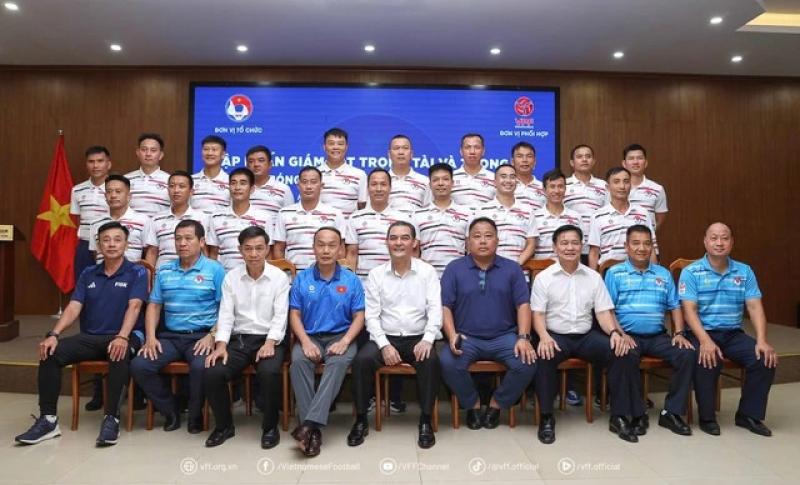 Các thầy và đồng nghiệp mặc niệm thương nhớ trọng tài Trần Đình Thịnh: Nơi Còi bạc từng thuộc về…- Ảnh 2. Các thầy và đồng nghiệp mặc niệm thương nhớ trọng tài Trần Đình Thịnh: Nơi Còi bạc từng thuộc về…- Ảnh 2.