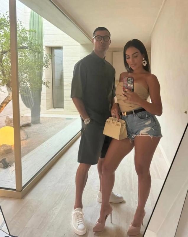 Ronaldo cầu hôn Georgina bằng nhẫn kim cương ‘khổng lồ’, chương mới cho chuyện tình 10 năm- Ảnh 3. Ronaldo cầu hôn Georgina bằng nhẫn kim cương ‘khổng lồ’, chương mới cho chuyện tình 10 năm- Ảnh 3.