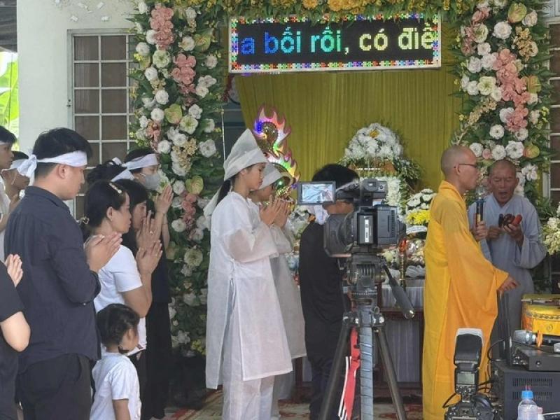 Tiễn đưa trọng tài Trần Đình Thịnh về nơi an nghỉ cuối cùng, Tổng thư ký VFF nói lời nghẹn ngào!- Ảnh 6. Tiễn đưa trọng tài Trần Đình Thịnh về nơi an nghỉ cuối cùng, Tổng thư ký VFF nói lời nghẹn ngào!- Ảnh 6.