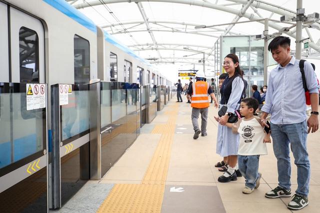 Metro TP.HCM tăng chuyến, cuối tuần chạy tới đêm - Ảnh 1.