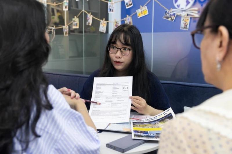 Du học thời siết chặt chính sách: Trường nước ngoài tìm cách thu hút học sinh Việt - Ảnh 1.