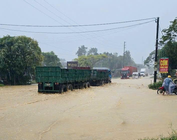 Thủy điện Hố Hô xả tràn, mưa lớn khiến nhiều tuyến đường ngập lụt - Ảnh 4.