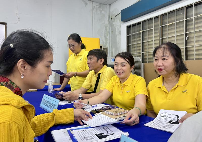 Ngày hội việc làm ở TP.HCM: Có công ty tuyển 300 công nhân may mặc- Ảnh 2. Ngày hội việc làm ở TP.HCM: Có công ty tuyển 300 công nhân may mặc- Ảnh 2.