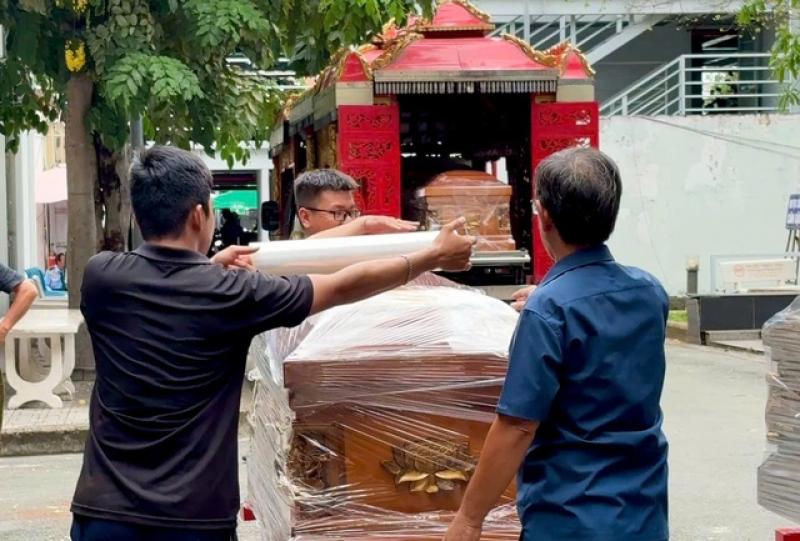 Nghề mai táng ở TP.HCM: Bị dán mác 'dính âm khí', ít ai dám làm- Ảnh 1. Nghề mai táng ở TP.HCM: Bị dán mác 'dính âm khí', ít ai dám làm- Ảnh 1.