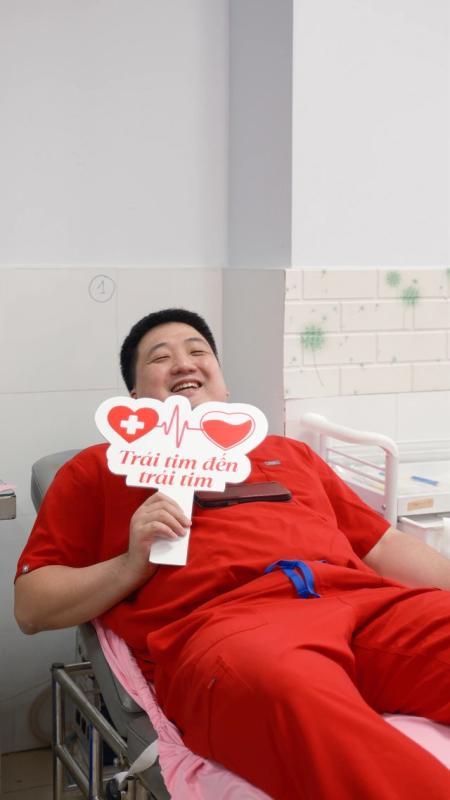 Dr. Nguyên Giáp lan tỏa yêu thương qua hành động hiến máu nhân đạo- Ảnh 2. Dr. Nguyên Giáp lan tỏa yêu thương qua hành động hiến máu nhân đạo- Ảnh 2.