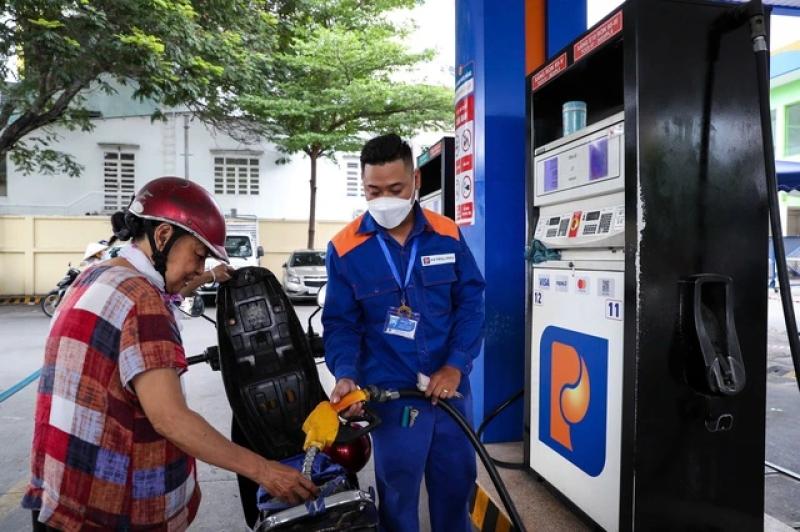 Ngày đầu bán xăng E10: Khách mua còn dè dặt- Ảnh 2.
