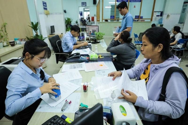 Sớm có giải pháp giảm tải chứng thực hồ sơ hành chính tại TP . HCM - Ảnh 1. Sớm có giải pháp giảm tải chứng thực hồ sơ hành chính tại TP . HCM - Ảnh 1.
