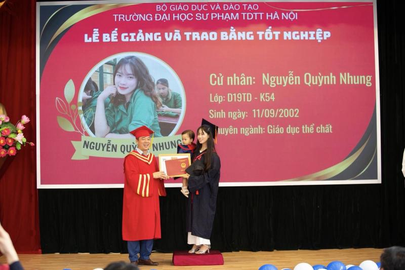 Hành trình tốt nghiệp đại học của cô gái một mình nuôi con đầy nghị lực - Ảnh 1. Hành trình tốt nghiệp đại học của cô gái một mình nuôi con đầy nghị lực - Ảnh 1.