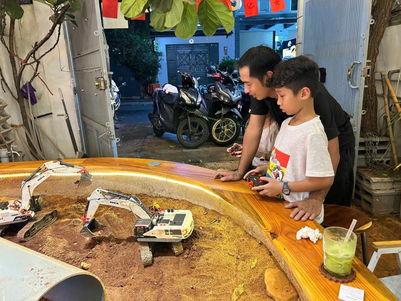 Độc lạ quán cà phê kết hợp điều khiển xe mô hình tại TP.HCM- Ảnh 5.