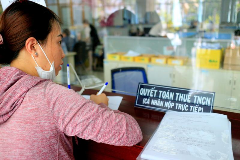 Thu nhập dưới chuẩn nghèo không đủ điều kiện đăng ký người phụ thuộc hiện nay - Ảnh 1.