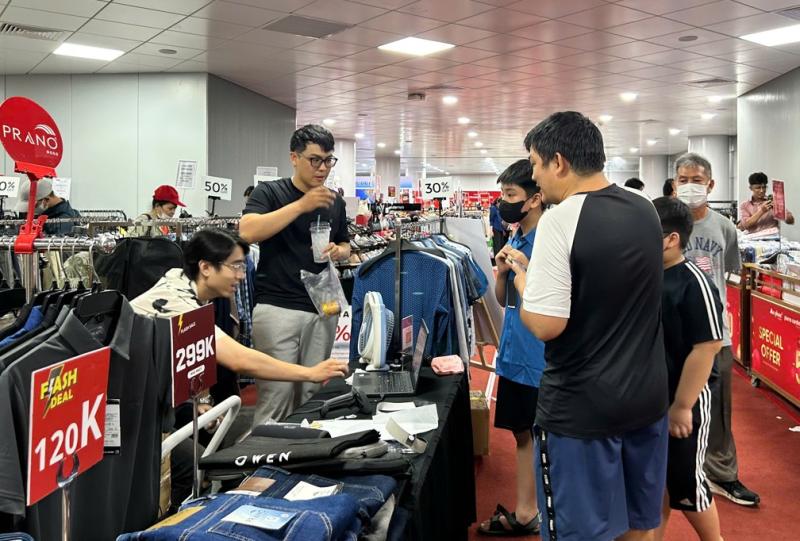 Trải nghiệm mua sắm độc đáo dưới lòng đất tại ga metro Bến Thành - Ảnh 5.
