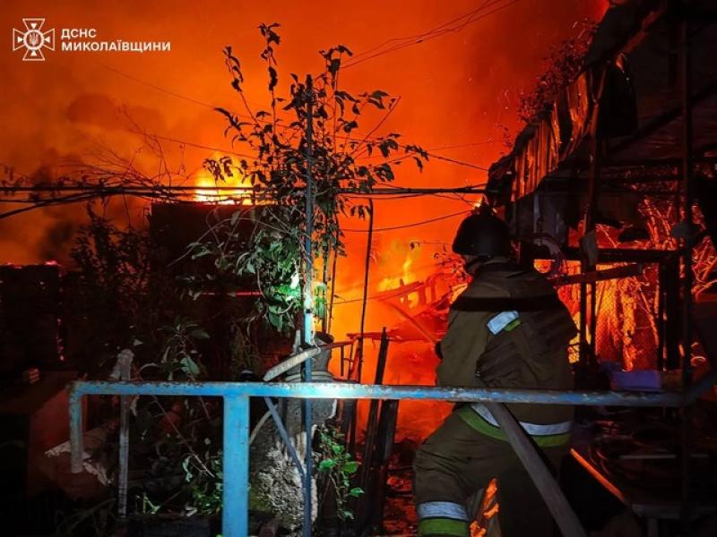 Chiến sự Ukraine ngày 1.257: Kho dầu Nga bốc cháy mạnh sau đòn tập kích của Ukraine - Ảnh 2.