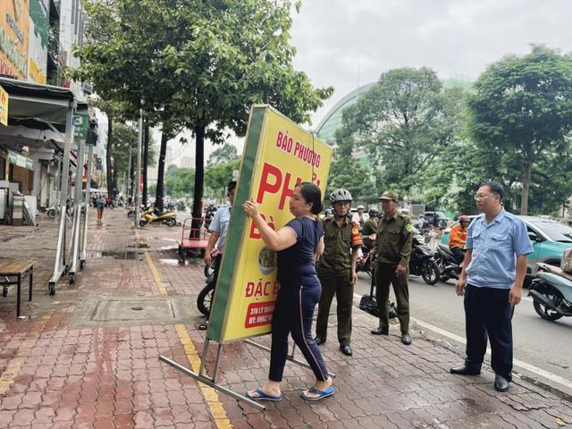 TP.HCM: Phường Diên Hồng mạnh tay xử lý lấn chiếm vỉa hè, lòng đường - Ảnh 5.