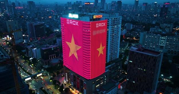 ROX Tower rực rỡ cờ hoa, lan tỏa tinh thần tự hào Việt Nam- Ảnh 1.