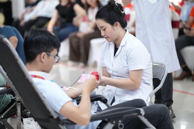 Giọt thương 2025: CBNV ROX Group chung tay hiến máu, lan tỏa giá trị sống đẹp - Ảnh 2.