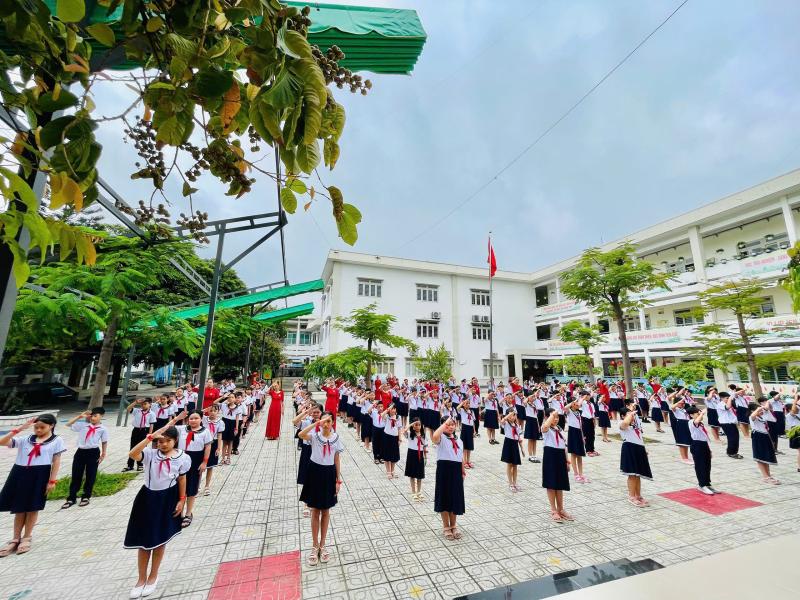 Trường học TP.HCM đỏ rực cờ Tổ quốc chào Quốc khánh 2.9 - Ảnh 2.