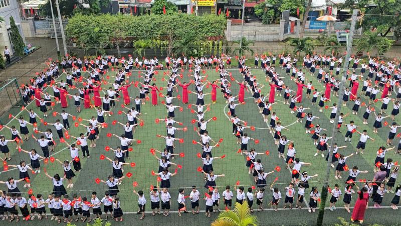 Trường học TP.HCM đỏ rực cờ Tổ quốc chào Quốc khánh 2.9 - Ảnh 4.