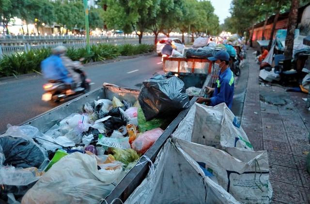 TP.HCM loay hoay với hàng chục ngàn tấn rác thải- Ảnh 1.