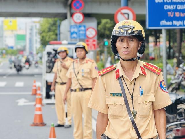 CSGT TP.HCM: Rẽ phải khi đèn đỏ bị phạt tới 20 triệu, trừ những trường hợp này - Ảnh 1.