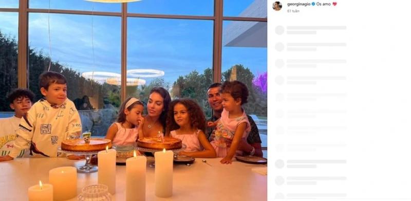 Ronaldo cầu hôn Georgina bằng nhẫn kim cương ‘khổng lồ’, chương mới cho chuyện tình 10 năm- Ảnh 6. Ronaldo cầu hôn Georgina bằng nhẫn kim cương ‘khổng lồ’, chương mới cho chuyện tình 10 năm- Ảnh 6.