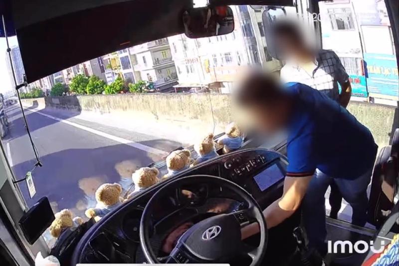 40 người 'mắc kẹt' trên Vành đai 3 vì bị người lạ rút chìa khóa xe khách- Ảnh 1. 40 người 'mắc kẹt' trên Vành đai 3 vì bị người lạ rút chìa khóa xe khách- Ảnh 1.