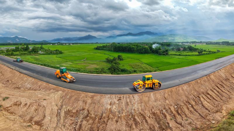 Hình hài cao tốc Quảng Ngãi - Hoài Nhơn, sau hơn 2 năm thi công - Ảnh 1.