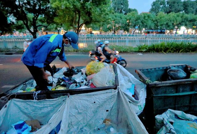 Lo 'vỡ trận' rác thải, TP.HCM gửi công văn khẩn - Ảnh 1.