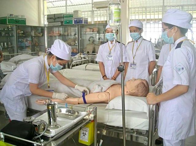 Lạ: Điểm chuẩn ngành điều dưỡng của một trường ĐH cao hơn ngành y khoa  - Ảnh 1.