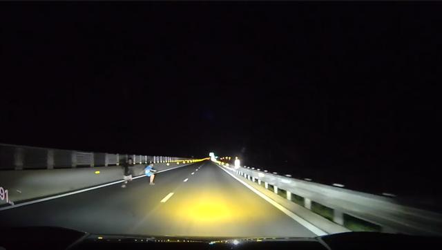 Nhiều ‘khách bộ hành’ đi lại trên cao tốc bắc nam đoạn qua Quảng Trị- Ảnh 2.