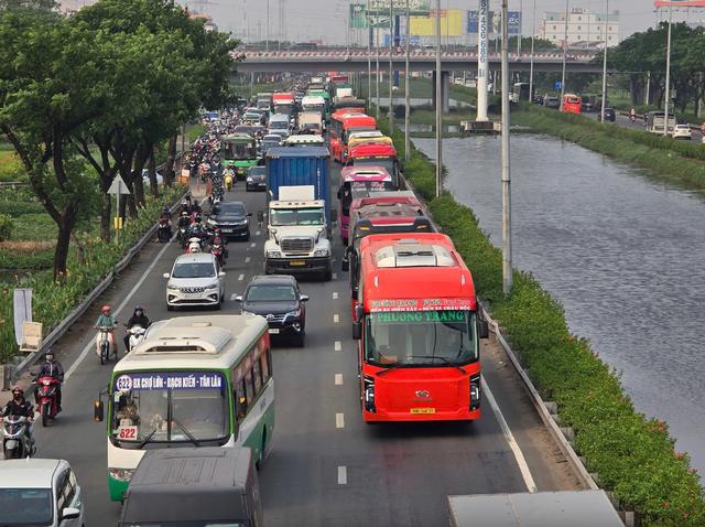 Lãnh đạo PC08 TP.HCM: Xem xét trách nhiệm CSGT trên địa bàn có xe dù, bến cóc- Ảnh 2.