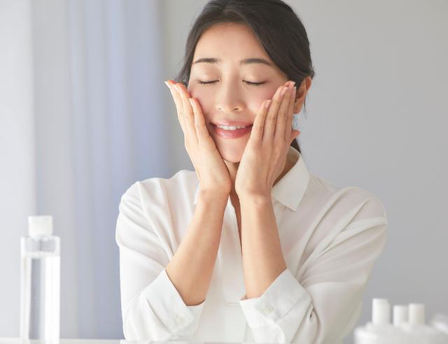 Bí quyết skincare giúp da sáng mịn, mờ sẹo rỗ hiệu quả- Ảnh 1.